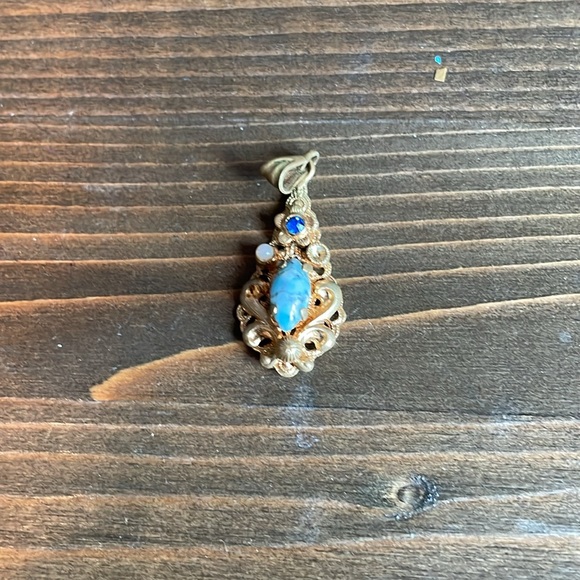 Antique gold tone pendant. One missing stone but really beautiful. - Picture 3 of 4
